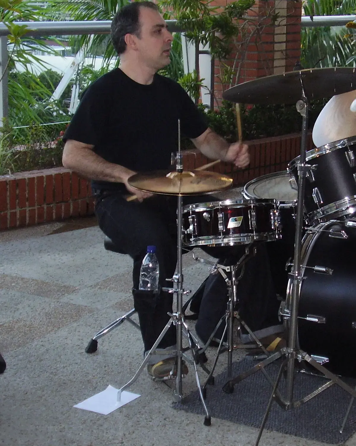 Germán Tovar tocando batería durante una presentación en 2006