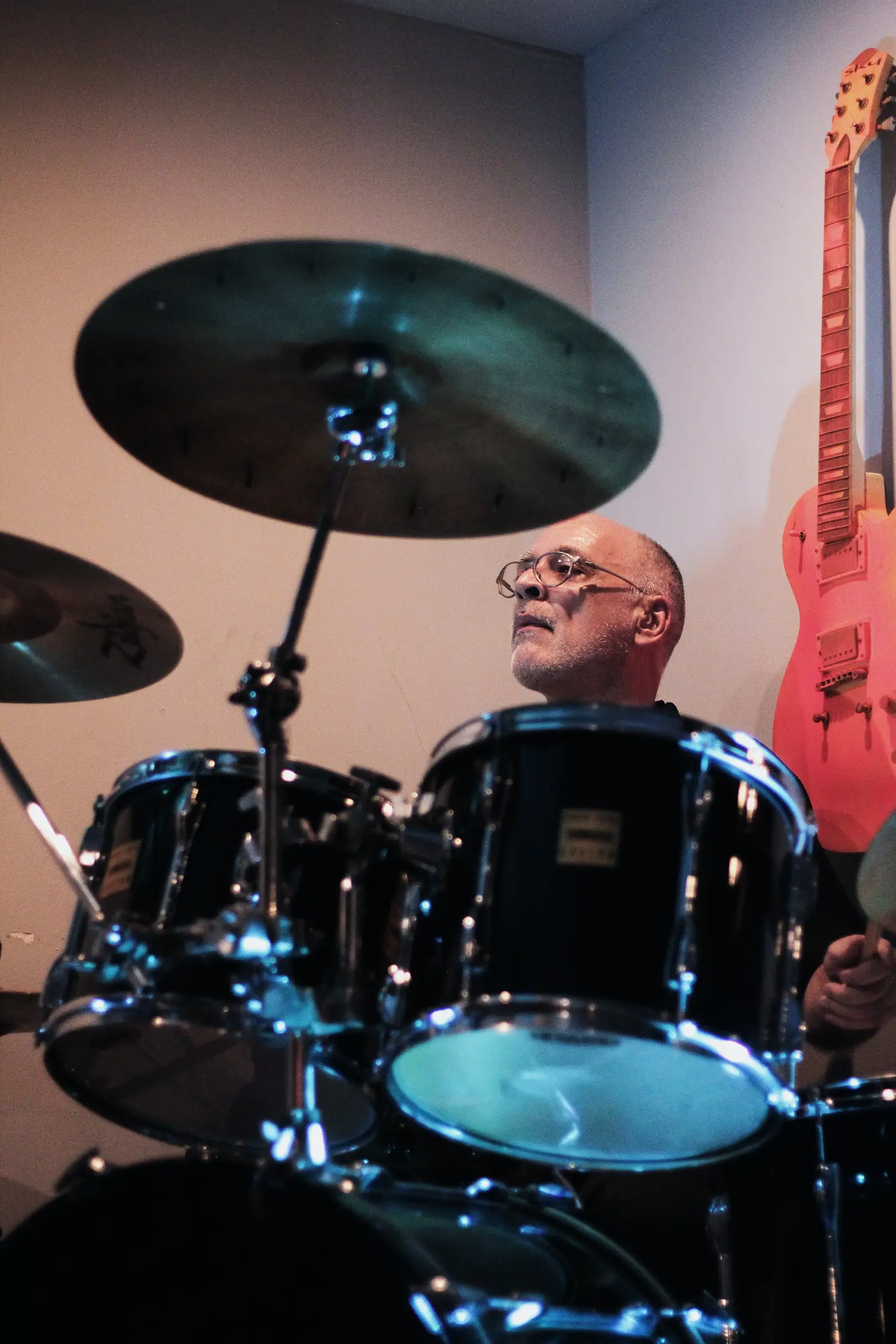 Germán Tovar interpretando la batería