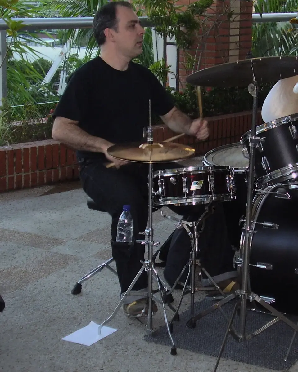 Germán Tovar tocando batería en vivo en 2006
