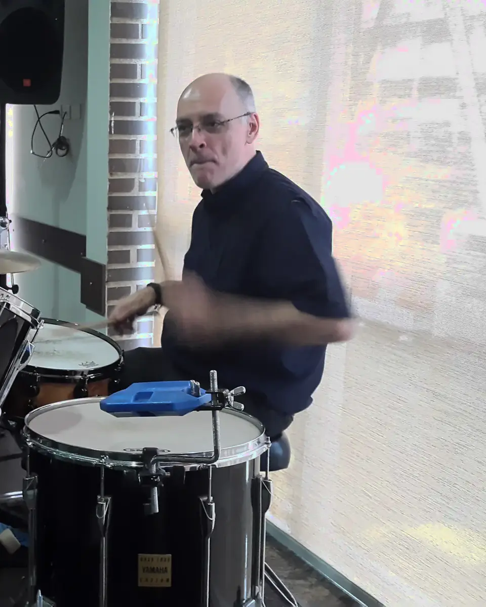 Germán Tovar tocando batería durante una prueba de sonido